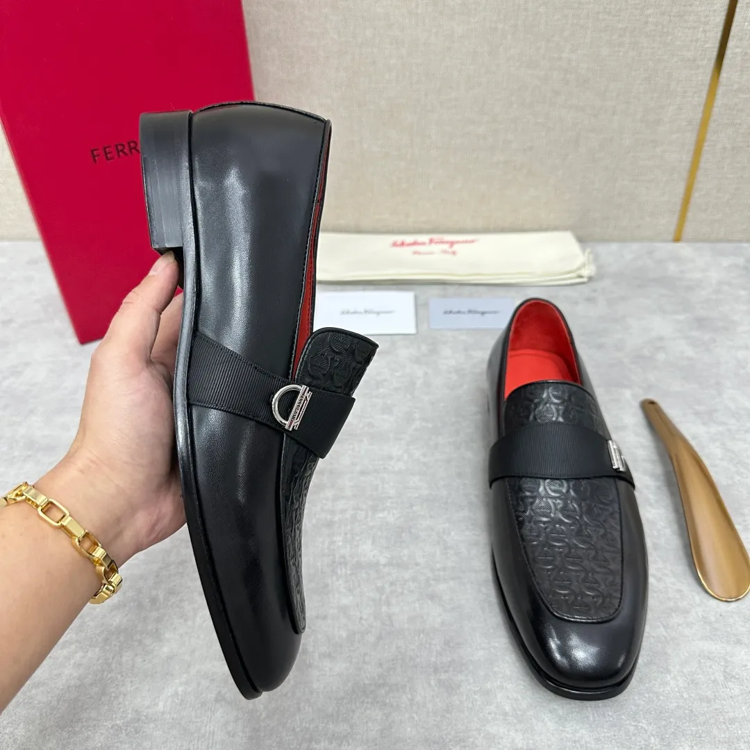 [Ferragamo] Top P: 960💰 Number of yards: 39~44 (38.45.46. Custom-made, non-refundable) Ferragamo** counters synchronize new models of men's loafers that can be worn casually or formally. The classic shape embodies the fashionable charm of formal wear, and the newly designed proportions are more modern. These loafers are made of imported open-edge beaded cowhide/fine calfskin/cow suede material. The upper is decorated with webbing, and the side is privately molded with silver Gancini buckles. The double stitching details add to the fashionable charm. Adopting a special "Original" structure and going through multiple processes, the soles are almost entirely handmade. Unique processing technology demonstrates exquisite craftsmanship. The original privately modeled genuine leather outsole is paired with a personalized rubber backing. It is comfortable, non-slip and wear-resistant. It can be worn as a slip-on. Exquisite hand-stitching. The workmanship is as fine as that of a store. The original color calfskin lining is sweat-absorbent, anti-odor, comfortable and breathable. The heel is also decorated with a rubber patch to perfectly improve the grip performance.